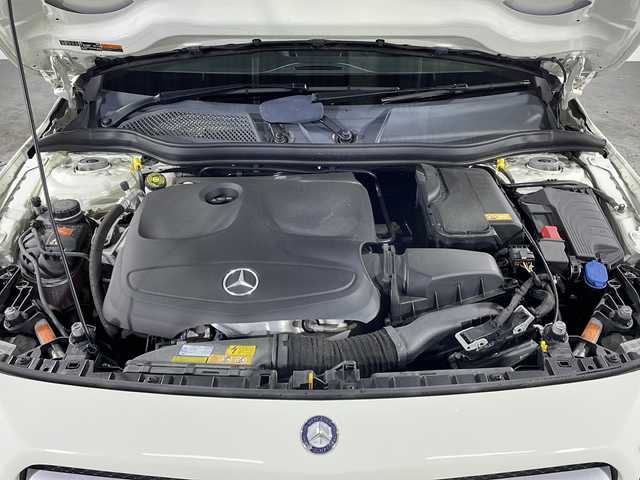 メルセデス・ベンツ ＧＬＡ１８０ 沖縄県 2015(平27)年 5.2万km カルサイトホワイト 禁煙車/純正ナビ/（ＣＤ　ＤＶＤ　フルセグＴＶ　Ｂｌｕｅｔｏｏｔｈ）/バックカメラ　/クルーズコントロール/前後ドライブレコーダー/シートヒーター/ブラインドスポットモニター　/ステアリングリモコン/衝突被害軽減ブレーキ/アテンションアシスト/レーンキープアシスト/パドルシフト/ステアリングスイッチ