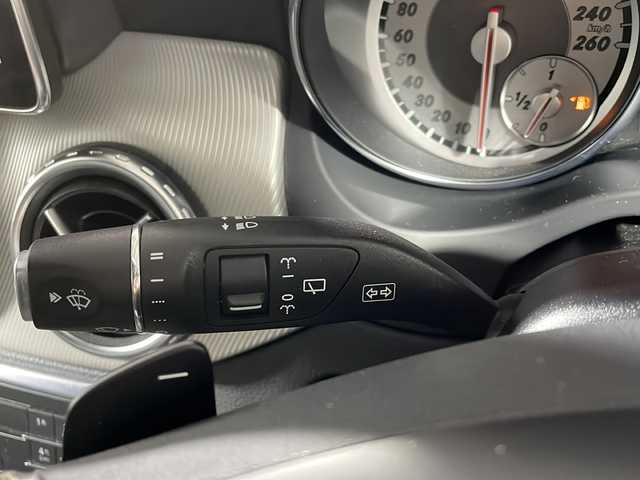 メルセデス・ベンツ ＧＬＡ１８０ 沖縄県 2015(平27)年 5.2万km カルサイトホワイト 禁煙車/純正ナビ/（ＣＤ　ＤＶＤ　フルセグＴＶ　Ｂｌｕｅｔｏｏｔｈ）/バックカメラ　/クルーズコントロール/前後ドライブレコーダー/シートヒーター/ブラインドスポットモニター　/ステアリングリモコン/衝突被害軽減ブレーキ/アテンションアシスト/レーンキープアシスト/パドルシフト/ステアリングスイッチ