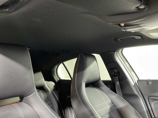 メルセデス・ベンツ ＧＬＡ１８０ 沖縄県 2015(平27)年 5.2万km カルサイトホワイト 禁煙車/純正ナビ/（ＣＤ　ＤＶＤ　フルセグＴＶ　Ｂｌｕｅｔｏｏｔｈ）/バックカメラ　/クルーズコントロール/前後ドライブレコーダー/シートヒーター/ブラインドスポットモニター　/ステアリングリモコン/衝突被害軽減ブレーキ/アテンションアシスト/レーンキープアシスト/パドルシフト/ステアリングスイッチ