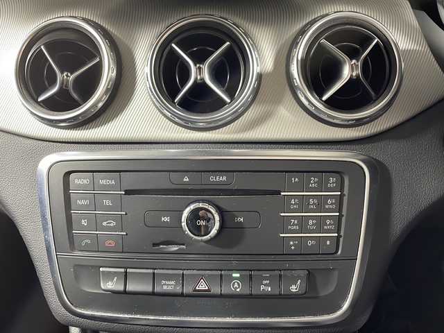 メルセデス・ベンツ ＧＬＡ１８０ 沖縄県 2015(平27)年 5.2万km カルサイトホワイト 禁煙車/純正ナビ/（ＣＤ　ＤＶＤ　フルセグＴＶ　Ｂｌｕｅｔｏｏｔｈ）/バックカメラ　/クルーズコントロール/前後ドライブレコーダー/シートヒーター/ブラインドスポットモニター　/ステアリングリモコン/衝突被害軽減ブレーキ/アテンションアシスト/レーンキープアシスト/パドルシフト/ステアリングスイッチ