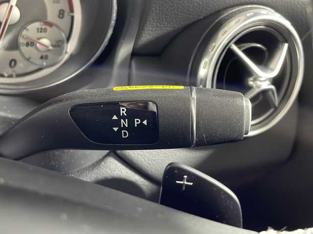 メルセデス・ベンツ ＧＬＡ１８０ 沖縄県 2015(平27)年 5.2万km カルサイトホワイト 禁煙車/純正ナビ/（ＣＤ　ＤＶＤ　フルセグＴＶ　Ｂｌｕｅｔｏｏｔｈ）/バックカメラ　/クルーズコントロール/前後ドライブレコーダー/シートヒーター/ブラインドスポットモニター　/ステアリングリモコン/衝突被害軽減ブレーキ/アテンションアシスト/レーンキープアシスト/パドルシフト/ステアリングスイッチ