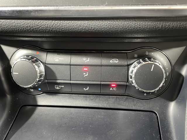 メルセデス・ベンツ ＧＬＡ１８０ 沖縄県 2015(平27)年 5.2万km カルサイトホワイト 禁煙車/純正ナビ/（ＣＤ　ＤＶＤ　フルセグＴＶ　Ｂｌｕｅｔｏｏｔｈ）/バックカメラ　/クルーズコントロール/前後ドライブレコーダー/シートヒーター/ブラインドスポットモニター　/ステアリングリモコン/衝突被害軽減ブレーキ/アテンションアシスト/レーンキープアシスト/パドルシフト/ステアリングスイッチ