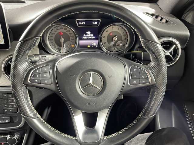 メルセデス・ベンツ ＧＬＡ１８０ 沖縄県 2015(平27)年 5.2万km カルサイトホワイト 禁煙車/純正ナビ/（ＣＤ　ＤＶＤ　フルセグＴＶ　Ｂｌｕｅｔｏｏｔｈ）/バックカメラ　/クルーズコントロール/前後ドライブレコーダー/シートヒーター/ブラインドスポットモニター　/ステアリングリモコン/衝突被害軽減ブレーキ/アテンションアシスト/レーンキープアシスト/パドルシフト/ステアリングスイッチ