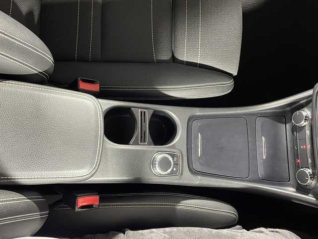 メルセデス・ベンツ ＧＬＡ１８０ 沖縄県 2015(平27)年 5.2万km カルサイトホワイト 禁煙車/純正ナビ/（ＣＤ　ＤＶＤ　フルセグＴＶ　Ｂｌｕｅｔｏｏｔｈ）/バックカメラ　/クルーズコントロール/前後ドライブレコーダー/シートヒーター/ブラインドスポットモニター　/ステアリングリモコン/衝突被害軽減ブレーキ/アテンションアシスト/レーンキープアシスト/パドルシフト/ステアリングスイッチ