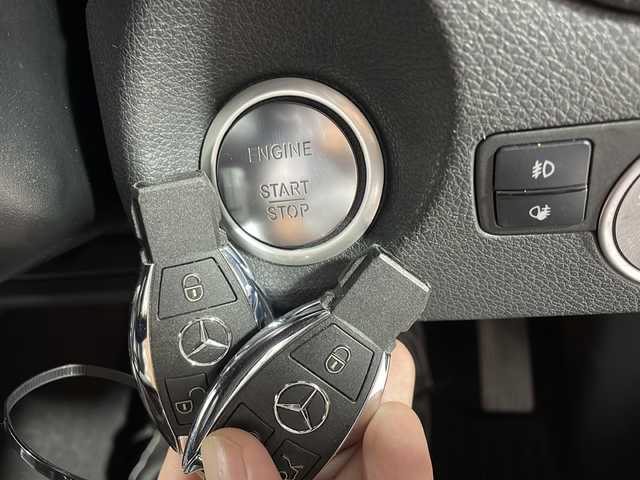 メルセデス・ベンツ ＧＬＡ１８０ 沖縄県 2015(平27)年 5.2万km カルサイトホワイト 禁煙車/純正ナビ/（ＣＤ　ＤＶＤ　フルセグＴＶ　Ｂｌｕｅｔｏｏｔｈ）/バックカメラ　/クルーズコントロール/前後ドライブレコーダー/シートヒーター/ブラインドスポットモニター　/ステアリングリモコン/衝突被害軽減ブレーキ/アテンションアシスト/レーンキープアシスト/パドルシフト/ステアリングスイッチ