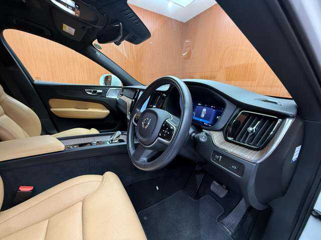 ボルボ ボルボ ＸＣ６０ B5 AWD インスクリプション 千葉県 2021(令3)年 1.1万km 白 パノラマＳＲ　/茶革　/Ｂｏｗｅｒｓ＆ｗｉｌｋｉｎｓサウンド　/ＡＣＣ　/ＨＵＤ　/ナビ　/３６０°ＣａｒＰｌａｙ　/シートＨ　/ベンチレーション　/電動リアゲート　/ＬＥＤライト　/衝突軽減Ｂ　/ＢＳＭ　/ＬＫＡ　/ドラレコ