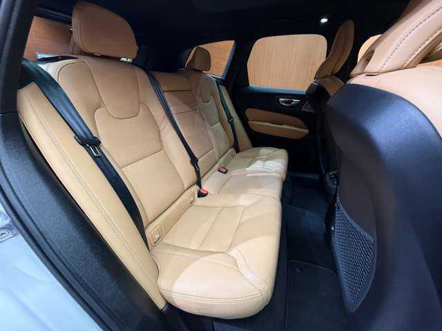 ボルボ ボルボ ＸＣ６０ B5 AWD インスクリプション 千葉県 2021(令3)年 1.1万km 白 パノラマＳＲ　/茶革　/Ｂｏｗｅｒｓ＆ｗｉｌｋｉｎｓサウンド　/ＡＣＣ　/ＨＵＤ　/ナビ　/３６０°ＣａｒＰｌａｙ　/シートＨ　/ベンチレーション　/電動リアゲート　/ＬＥＤライト　/衝突軽減Ｂ　/ＢＳＭ　/ＬＫＡ　/ドラレコ