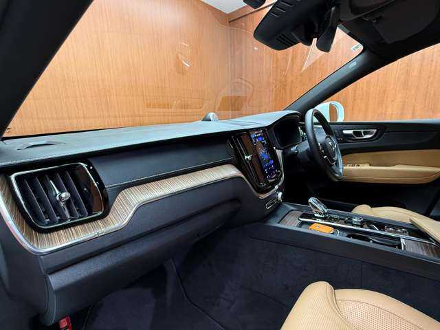 ボルボ ボルボ ＸＣ６０ B5 AWD インスクリプション 千葉県 2021(令3)年 1.1万km 白 パノラマＳＲ　/茶革　/Ｂｏｗｅｒｓ＆ｗｉｌｋｉｎｓサウンド　/ＡＣＣ　/ＨＵＤ　/ナビ　/３６０°ＣａｒＰｌａｙ　/シートＨ　/ベンチレーション　/電動リアゲート　/ＬＥＤライト　/衝突軽減Ｂ　/ＢＳＭ　/ＬＫＡ　/ドラレコ
