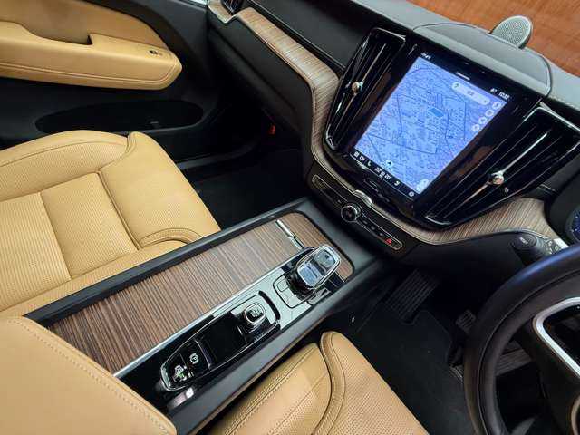 ボルボ ボルボ ＸＣ６０ B5 AWD インスクリプション 千葉県 2021(令3)年 1.1万km 白 パノラマＳＲ　/茶革　/Ｂｏｗｅｒｓ＆ｗｉｌｋｉｎｓサウンド　/ＡＣＣ　/ＨＵＤ　/ナビ　/３６０°ＣａｒＰｌａｙ　/シートＨ　/ベンチレーション　/電動リアゲート　/ＬＥＤライト　/衝突軽減Ｂ　/ＢＳＭ　/ＬＫＡ　/ドラレコ
