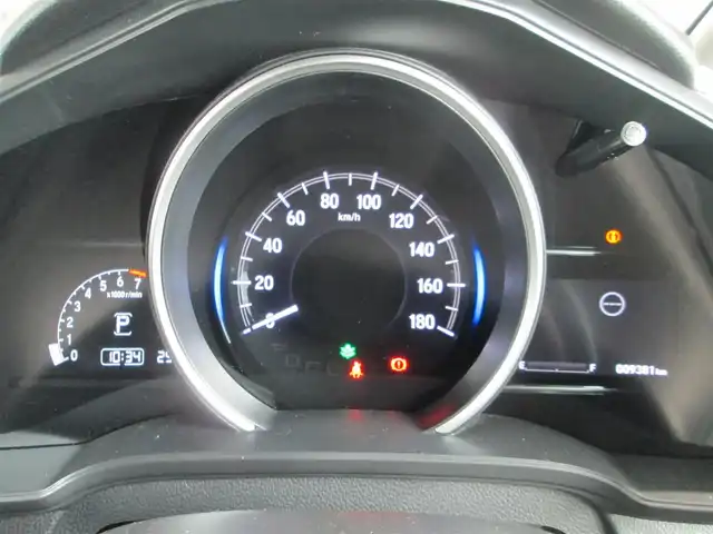ホンダ フィット 13G L ホンダセンシング 千葉県 2017(平29)年 1万km プレミアムホワイトパールⅡ ワンオーナー/純正ナビ、フルセグTV/バックカメラ/純正オーディオ【DVD/CD/BT/SD/USB】/LEDヘッドライト&LEDフォグランプ/アダプティブクルーズコントロール/レーンキープアシスト/ナビ連動ステアリングスイッチ/アームレスト付センターコンソールボックス/純正コーナーポール/純正前方ドライブレコーダー/ビルトインETC/スペアキー/取扱説明書/ナビ取扱説明書/新車時保証書/ホンダ整備記録簿(H30/R1/2/3/4/5/6)