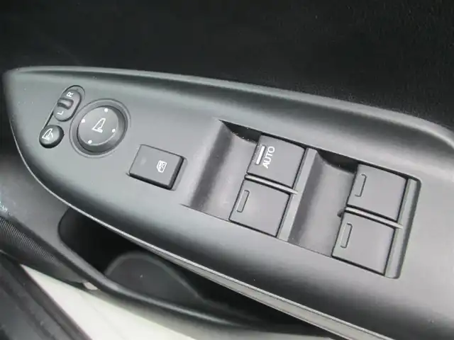 ホンダ フィット 13G L ホンダセンシング 千葉県 2017(平29)年 1万km プレミアムホワイトパールⅡ ワンオーナー/純正ナビ、フルセグTV/バックカメラ/純正オーディオ【DVD/CD/BT/SD/USB】/LEDヘッドライト&LEDフォグランプ/アダプティブクルーズコントロール/レーンキープアシスト/ナビ連動ステアリングスイッチ/アームレスト付センターコンソールボックス/純正コーナーポール/純正前方ドライブレコーダー/ビルトインETC/スペアキー/取扱説明書/ナビ取扱説明書/新車時保証書/ホンダ整備記録簿(H30/R1/2/3/4/5/6)