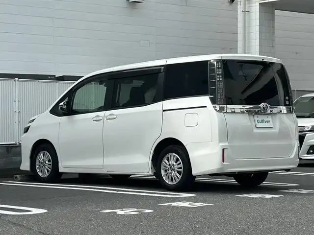トヨタ ヴォクシー V 群馬県 2017(平29)年 12.3万km ホワイトパールクリスタルシャイン 衝突軽減ブレーキシステム/レーンキープアシスト/オートハイビーム/社外SDナビゲーション/（CD/DVD/SD/BT/フルセグTV）/バックカメラ/両側パワースライドドア/ビルトインETC/クルーズコントロール/前後ドライブレコーダー/アイドリングストップ/ステアリングスイッチ/LEDヘッドライト/フォグライト/電格ミラー/ドアバイザー/純正フロアマット/純正15インチアルミホイール