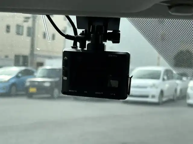 トヨタ ヴォクシー V 群馬県 2017(平29)年 12.3万km ホワイトパールクリスタルシャイン 衝突軽減ブレーキシステム/レーンキープアシスト/オートハイビーム/社外SDナビゲーション/（CD/DVD/SD/BT/フルセグTV）/バックカメラ/両側パワースライドドア/ビルトインETC/クルーズコントロール/前後ドライブレコーダー/アイドリングストップ/ステアリングスイッチ/LEDヘッドライト/フォグライト/電格ミラー/ドアバイザー/純正フロアマット/純正15インチアルミホイール