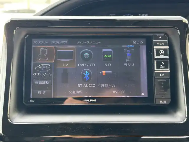 トヨタ ヴォクシー V 群馬県 2017(平29)年 12.3万km ホワイトパールクリスタルシャイン 衝突軽減ブレーキシステム/レーンキープアシスト/オートハイビーム/社外SDナビゲーション/（CD/DVD/SD/BT/フルセグTV）/バックカメラ/両側パワースライドドア/ビルトインETC/クルーズコントロール/前後ドライブレコーダー/アイドリングストップ/ステアリングスイッチ/LEDヘッドライト/フォグライト/電格ミラー/ドアバイザー/純正フロアマット/純正15インチアルミホイール