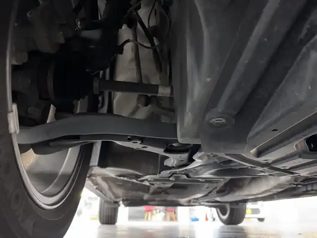 日産 キックス X 三重県 2021(令3)年 6.7万km ブリリアントホワイトパール/ピュアブラック 2トーン e-POWER/FF/フロアe-CVT/純正 9インチナビ MM320D-L/（iPod/SD/FM/AM/TV/USB/Bluetooth/CD/DVD/MUSIC STOCKER/VTR）/【OP】インテリジェント アラウンドビューモニター（移動物検知機能付）/ドライブレコーダー 前後（ナビ連動）/ビルトイン ETC2.0/安全装備/・インテリジェント エマージェンシーブレーキ/・LDW（車線逸脱警報）/・LDP（車線逸脱防止支援）/・プロパイロット（全車速追従オートクルーズコントロール&ハンドル制御）/・インテリジェント DA（ふらつき警報）/・インテリジェント LI（車線逸脱防止支援システム）/・フロント & バックソナー/・先行車発進お知らせ/・踏み間違い衝突防止アシスト/・SOSコール/など/装備/・ハーフレザーシート/・【OP】インテリジェントルームミラー/・オートエアコン/・オートライト/・LEDヘッドライト/・LEDフロントフォグライト/・ハイビームアシスト/・シルバールーフレール/・純正17inAW/・インテリジェントキーx1/・取/ナビ取/など