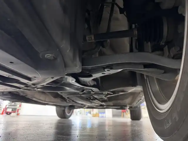 日産 キックス X 三重県 2021(令3)年 6.7万km ブリリアントホワイトパール/ピュアブラック 2トーン e-POWER/FF/フロアe-CVT/純正 9インチナビ MM320D-L/（iPod/SD/FM/AM/TV/USB/Bluetooth/CD/DVD/MUSIC STOCKER/VTR）/【OP】インテリジェント アラウンドビューモニター（移動物検知機能付）/ドライブレコーダー 前後（ナビ連動）/ビルトイン ETC2.0/安全装備/・インテリジェント エマージェンシーブレーキ/・LDW（車線逸脱警報）/・LDP（車線逸脱防止支援）/・プロパイロット（全車速追従オートクルーズコントロール&ハンドル制御）/・インテリジェント DA（ふらつき警報）/・インテリジェント LI（車線逸脱防止支援システム）/・フロント & バックソナー/・先行車発進お知らせ/・踏み間違い衝突防止アシスト/・SOSコール/など/装備/・ハーフレザーシート/・【OP】インテリジェントルームミラー/・オートエアコン/・オートライト/・LEDヘッドライト/・LEDフロントフォグライト/・ハイビームアシスト/・シルバールーフレール/・純正17inAW/・インテリジェントキーx1/・取/ナビ取/など