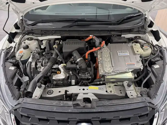 日産 キックス X 三重県 2021(令3)年 6.7万km ブリリアントホワイトパール/ピュアブラック 2トーン e-POWER/FF/フロアe-CVT/純正 9インチナビ MM320D-L/（iPod/SD/FM/AM/TV/USB/Bluetooth/CD/DVD/MUSIC STOCKER/VTR）/【OP】インテリジェント アラウンドビューモニター（移動物検知機能付）/ドライブレコーダー 前後（ナビ連動）/ビルトイン ETC2.0/安全装備/・インテリジェント エマージェンシーブレーキ/・LDW（車線逸脱警報）/・LDP（車線逸脱防止支援）/・プロパイロット（全車速追従オートクルーズコントロール&ハンドル制御）/・インテリジェント DA（ふらつき警報）/・インテリジェント LI（車線逸脱防止支援システム）/・フロント & バックソナー/・先行車発進お知らせ/・踏み間違い衝突防止アシスト/・SOSコール/など/装備/・ハーフレザーシート/・【OP】インテリジェントルームミラー/・オートエアコン/・オートライト/・LEDヘッドライト/・LEDフロントフォグライト/・ハイビームアシスト/・シルバールーフレール/・純正17inAW/・インテリジェントキーx1/・取/ナビ取/など