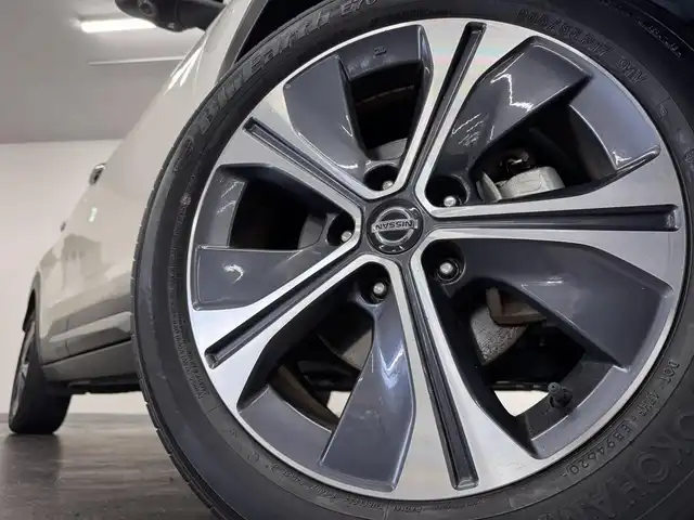 日産 キックス X 三重県 2021(令3)年 6.7万km ブリリアントホワイトパール/ピュアブラック 2トーン e-POWER/FF/フロアe-CVT/純正 9インチナビ MM320D-L/（iPod/SD/FM/AM/TV/USB/Bluetooth/CD/DVD/MUSIC STOCKER/VTR）/【OP】インテリジェント アラウンドビューモニター（移動物検知機能付）/ドライブレコーダー 前後（ナビ連動）/ビルトイン ETC2.0/安全装備/・インテリジェント エマージェンシーブレーキ/・LDW（車線逸脱警報）/・LDP（車線逸脱防止支援）/・プロパイロット（全車速追従オートクルーズコントロール&ハンドル制御）/・インテリジェント DA（ふらつき警報）/・インテリジェント LI（車線逸脱防止支援システム）/・フロント & バックソナー/・先行車発進お知らせ/・踏み間違い衝突防止アシスト/・SOSコール/など/装備/・ハーフレザーシート/・【OP】インテリジェントルームミラー/・オートエアコン/・オートライト/・LEDヘッドライト/・LEDフロントフォグライト/・ハイビームアシスト/・シルバールーフレール/・純正17inAW/・インテリジェントキーx1/・取/ナビ取/など