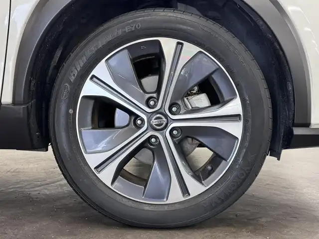 日産 キックス X 三重県 2021(令3)年 6.7万km ブリリアントホワイトパール/ピュアブラック 2トーン e-POWER/FF/フロアe-CVT/純正 9インチナビ MM320D-L/（iPod/SD/FM/AM/TV/USB/Bluetooth/CD/DVD/MUSIC STOCKER/VTR）/【OP】インテリジェント アラウンドビューモニター（移動物検知機能付）/ドライブレコーダー 前後（ナビ連動）/ビルトイン ETC2.0/安全装備/・インテリジェント エマージェンシーブレーキ/・LDW（車線逸脱警報）/・LDP（車線逸脱防止支援）/・プロパイロット（全車速追従オートクルーズコントロール&ハンドル制御）/・インテリジェント DA（ふらつき警報）/・インテリジェント LI（車線逸脱防止支援システム）/・フロント & バックソナー/・先行車発進お知らせ/・踏み間違い衝突防止アシスト/・SOSコール/など/装備/・ハーフレザーシート/・【OP】インテリジェントルームミラー/・オートエアコン/・オートライト/・LEDヘッドライト/・LEDフロントフォグライト/・ハイビームアシスト/・シルバールーフレール/・純正17inAW/・インテリジェントキーx1/・取/ナビ取/など