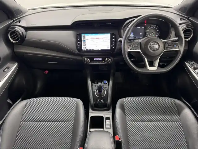 日産 キックス X 三重県 2021(令3)年 6.7万km ブリリアントホワイトパール/ピュアブラック 2トーン e-POWER/FF/フロアe-CVT/純正 9インチナビ MM320D-L/（iPod/SD/FM/AM/TV/USB/Bluetooth/CD/DVD/MUSIC STOCKER/VTR）/【OP】インテリジェント アラウンドビューモニター（移動物検知機能付）/ドライブレコーダー 前後（ナビ連動）/ビルトイン ETC2.0/安全装備/・インテリジェント エマージェンシーブレーキ/・LDW（車線逸脱警報）/・LDP（車線逸脱防止支援）/・プロパイロット（全車速追従オートクルーズコントロール&ハンドル制御）/・インテリジェント DA（ふらつき警報）/・インテリジェント LI（車線逸脱防止支援システム）/・フロント & バックソナー/・先行車発進お知らせ/・踏み間違い衝突防止アシスト/・SOSコール/など/装備/・ハーフレザーシート/・【OP】インテリジェントルームミラー/・オートエアコン/・オートライト/・LEDヘッドライト/・LEDフロントフォグライト/・ハイビームアシスト/・シルバールーフレール/・純正17inAW/・インテリジェントキーx1/・取/ナビ取/など