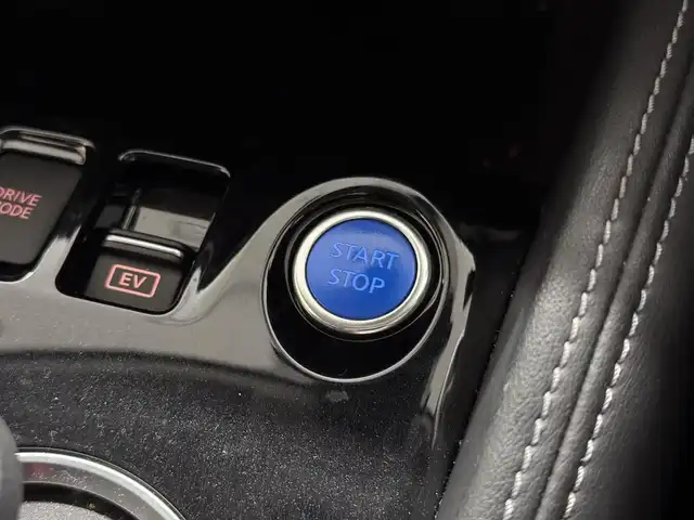 日産 キックス X 三重県 2021(令3)年 6.7万km ブリリアントホワイトパール/ピュアブラック 2トーン e-POWER/FF/フロアe-CVT/純正 9インチナビ MM320D-L/（iPod/SD/FM/AM/TV/USB/Bluetooth/CD/DVD/MUSIC STOCKER/VTR）/【OP】インテリジェント アラウンドビューモニター（移動物検知機能付）/ドライブレコーダー 前後（ナビ連動）/ビルトイン ETC2.0/安全装備/・インテリジェント エマージェンシーブレーキ/・LDW（車線逸脱警報）/・LDP（車線逸脱防止支援）/・プロパイロット（全車速追従オートクルーズコントロール&ハンドル制御）/・インテリジェント DA（ふらつき警報）/・インテリジェント LI（車線逸脱防止支援システム）/・フロント & バックソナー/・先行車発進お知らせ/・踏み間違い衝突防止アシスト/・SOSコール/など/装備/・ハーフレザーシート/・【OP】インテリジェントルームミラー/・オートエアコン/・オートライト/・LEDヘッドライト/・LEDフロントフォグライト/・ハイビームアシスト/・シルバールーフレール/・純正17inAW/・インテリジェントキーx1/・取/ナビ取/など