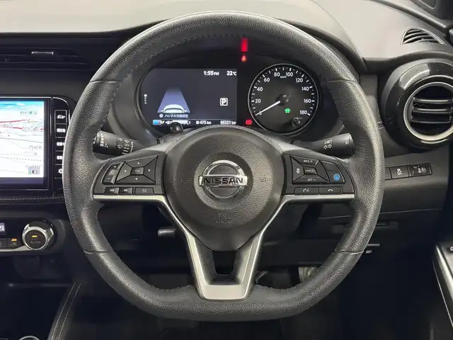 日産 キックス X 三重県 2021(令3)年 6.7万km ブリリアントホワイトパール/ピュアブラック 2トーン e-POWER/FF/フロアe-CVT/純正 9インチナビ MM320D-L/（iPod/SD/FM/AM/TV/USB/Bluetooth/CD/DVD/MUSIC STOCKER/VTR）/【OP】インテリジェント アラウンドビューモニター（移動物検知機能付）/ドライブレコーダー 前後（ナビ連動）/ビルトイン ETC2.0/安全装備/・インテリジェント エマージェンシーブレーキ/・LDW（車線逸脱警報）/・LDP（車線逸脱防止支援）/・プロパイロット（全車速追従オートクルーズコントロール&ハンドル制御）/・インテリジェント DA（ふらつき警報）/・インテリジェント LI（車線逸脱防止支援システム）/・フロント & バックソナー/・先行車発進お知らせ/・踏み間違い衝突防止アシスト/・SOSコール/など/装備/・ハーフレザーシート/・【OP】インテリジェントルームミラー/・オートエアコン/・オートライト/・LEDヘッドライト/・LEDフロントフォグライト/・ハイビームアシスト/・シルバールーフレール/・純正17inAW/・インテリジェントキーx1/・取/ナビ取/など