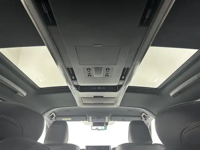 トヨタ アルファードハイブリット Z 佐賀県 2023(令5)年 5.2万km プラチナホワイトパールマイカ 純正14インチディスプレイオーディオplus/後席フリップダウンモニター/デジタルインナーミラー/左右独立ムーンルーフ/ヘッドアップディスプレイ/トヨタチームメイト/アドバンスドパーク/寒冷地仕様/パノラミックビューモニター/合皮シート/シートベンチレーション/ブラインドスポットモニター/コーナーセンサー/ワイヤレス充電/全席パワーシート/オットマン/電動リアゲート/純正18インチアルミホイール