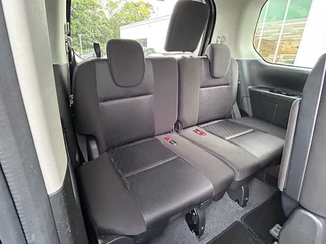 日産 セレナ ハイウェイスターVセレクションⅡ 大阪府 2018(平30)年 6万km ダイヤモンドブラック ９インチナビ　/フルセグ　/Ｂｌｕｅｔｏｏｔｈ　/全方位カメラ　/フリップダウンモニター　/クルーズコントロール　/両側パワースライドドア　/前後コーナーセンサー　/ドライブレコーダー　/ＥＴＣ　/ＬＥＤヘッドライト/マット/バイザー