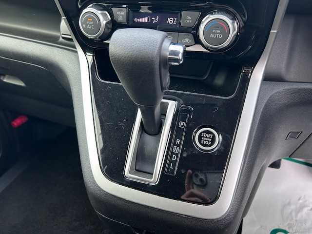 日産 セレナ ハイウェイスターVセレクションⅡ 大阪府 2018(平30)年 6万km ダイヤモンドブラック ９インチナビ　/フルセグ　/Ｂｌｕｅｔｏｏｔｈ　/全方位カメラ　/フリップダウンモニター　/クルーズコントロール　/両側パワースライドドア　/前後コーナーセンサー　/ドライブレコーダー　/ＥＴＣ　/ＬＥＤヘッドライト/マット/バイザー