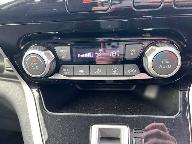 日産 セレナ ハイウェイスターVセレクションⅡ 大阪府 2018(平30)年 6万km ダイヤモンドブラック ９インチナビ　/フルセグ　/Ｂｌｕｅｔｏｏｔｈ　/全方位カメラ　/フリップダウンモニター　/クルーズコントロール　/両側パワースライドドア　/前後コーナーセンサー　/ドライブレコーダー　/ＥＴＣ　/ＬＥＤヘッドライト/マット/バイザー