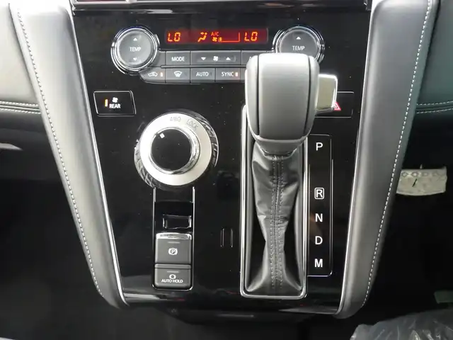 三菱 デリカＤ：５ シャモニー 千葉県 2025(令7)年 0.1千km パールⅡ CHAMONIX (7人)　4WD　e-Assist/オリジナルナビ取付パッケージ＋リアモニター取付パッケージ(25/300)　ステップレス　（7人）D:5専用11型ナビゲーション(322/300)/e-Assist/・衝突被害軽減ブレーキシステム（FCM）/・車線逸脱警報システム（LDW）/・誤発進抑制機能（前進＆後退時）（UMS）/・レーダークルーズコントロールシステム（ACC）/・オートマチックハイビーム[AHB]/エレクトリックテールゲート/両側パワースライドドア/純正メモリーナビ/地デジTV/【DVD/CD再生機能　Bluetooth接続】/【Apple CarPlay　Android Auto対応】/マルチアラウンドモニター/ハーフレザーシート/運転席パワーシート/前席シートヒーター/革巻きステアリング/ステアリングヒーター/ステアリングスイッチ/パドルシフト/LEDヘッドライト/ウインカーミラー/純正18インチアルミホイル/サイド/カーテンエアバッグ/スマートキー