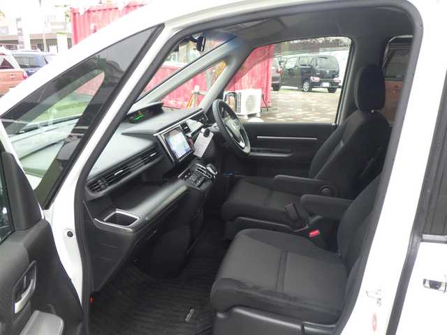 ホンダ ステップワゴン スパーダ eHEV G ホンダS 千葉県 2021(令3)年 4.1万km プラチナホワイトパール ホンダセンシング/・衝突軽減ブレーキ（CMBS）/・車線維持支援システム（LKAS）/・アダプティブクルーズコントロール（ACC）/・後方誤発進抑制機能/・誤発進抑制機能/両側パワースライドドア/純正メモリーナビ/地デジTV/【DVD/CD再生機能　Bluetooth接続】/バックカメラ/革巻きステアリング/ステアリングスイッチ/ETC（2.0）/LEDヘッドライト/フォグライト/ウインカーミラー/純正16インチアルミホイル/スマートキー