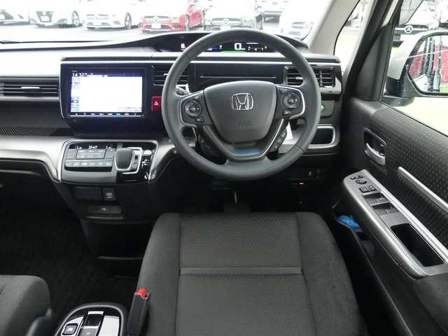 ホンダ ステップワゴン スパーダ eHEV G ホンダS 千葉県 2021(令3)年 4.1万km プラチナホワイトパール ホンダセンシング/・衝突軽減ブレーキ（CMBS）/・車線維持支援システム（LKAS）/・アダプティブクルーズコントロール（ACC）/・後方誤発進抑制機能/・誤発進抑制機能/両側パワースライドドア/純正メモリーナビ/地デジTV/【DVD/CD再生機能　Bluetooth接続】/バックカメラ/革巻きステアリング/ステアリングスイッチ/ETC（2.0）/LEDヘッドライト/フォグライト/ウインカーミラー/純正16インチアルミホイル/スマートキー