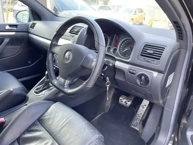 フォルクスワーゲン ゴルフ R32 埼玉県 2006(平18)年 5.2万km 黒 本革シート/シートヒーター/社外ディスプレイオーディオ/バックカメラ/純正１８インチAW/HIDライト/キーレス