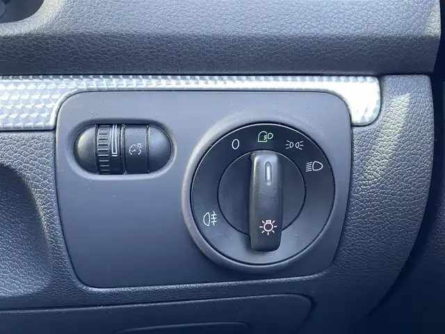 フォルクスワーゲン ゴルフ R32 埼玉県 2006(平18)年 5.2万km 黒 本革シート/シートヒーター/社外ディスプレイオーディオ/バックカメラ/純正１８インチAW/HIDライト/キーレス