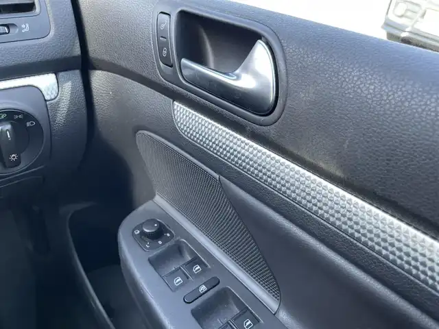 フォルクスワーゲン ゴルフ R32 埼玉県 2006(平18)年 5.2万km 黒 本革シート/シートヒーター/社外ディスプレイオーディオ/バックカメラ/純正１８インチAW/HIDライト/キーレス