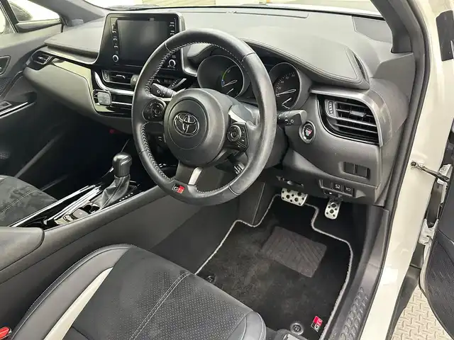 トヨタ Ｃ－ＨＲ S GRスポーツ 兵庫県 2020(令2)年 4.6万km ホワイトパールクリスタルシャイン 純正ディスプレイオーディオ(USB/フルセグ/Bluetooth/Miracast)/全方位カメラ/ハーフレザーシート/シートヒーター(D+N席)/純正19インチアルミホイール/純正フロアマット/追従型クルーズコントロール/前後ドライブレコーダー/オートライト/オートマチックハイビーム/LEDヘッドライト/ビルトインETC/レーンキープアシスト