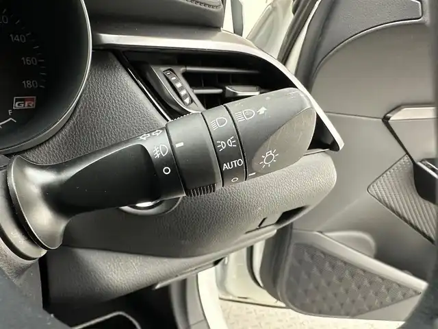 トヨタ Ｃ－ＨＲ S GRスポーツ 兵庫県 2020(令2)年 4.6万km ホワイトパールクリスタルシャイン 純正ディスプレイオーディオ(USB/フルセグ/Bluetooth/Miracast)/全方位カメラ/ハーフレザーシート/シートヒーター(D+N席)/純正19インチアルミホイール/純正フロアマット/追従型クルーズコントロール/前後ドライブレコーダー/オートライト/オートマチックハイビーム/LEDヘッドライト/ビルトインETC/レーンキープアシスト