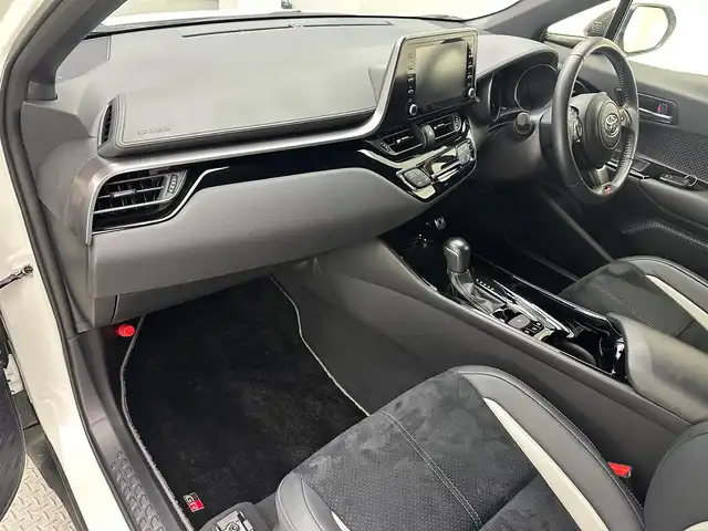 トヨタ Ｃ－ＨＲ S GRスポーツ 兵庫県 2020(令2)年 4.6万km ホワイトパールクリスタルシャイン 純正ディスプレイオーディオ(USB/フルセグ/Bluetooth/Miracast)/全方位カメラ/ハーフレザーシート/シートヒーター(D+N席)/純正19インチアルミホイール/純正フロアマット/追従型クルーズコントロール/前後ドライブレコーダー/オートライト/オートマチックハイビーム/LEDヘッドライト/ビルトインETC/レーンキープアシスト