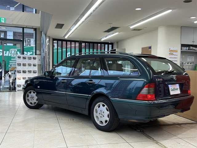 メルセデス・ベンツ Ｃ２４０ ステーションワゴン 東京都 1998(平10)年 17.4万km ブライトグリーン ・社外ポータブルナビ/・革シート/・サンルーフ/・木目調パネル/・純正ホイール/・純正マット/・社外オーディオ（carrozeria)/・ETC/・クルーズコントロール/・シートヒーター/・パワーシート/・電動格納ミラー/・ルーフレール/・トノカバー/・HID/・フォグランプ/・ヘッドライトレベライザー/・スペアタイヤ