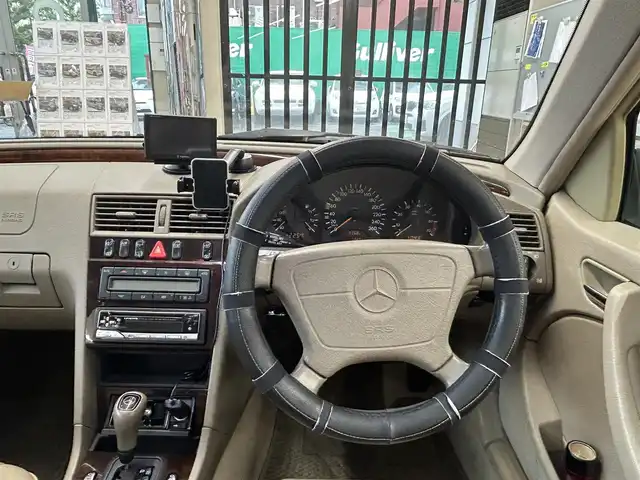 メルセデス・ベンツ Ｃ２４０ ステーションワゴン 東京都 1998(平10)年 17.4万km ブライトグリーン ・社外ポータブルナビ/・革シート/・サンルーフ/・木目調パネル/・純正ホイール/・純正マット/・社外オーディオ（carrozeria)/・ETC/・クルーズコントロール/・シートヒーター/・パワーシート/・電動格納ミラー/・ルーフレール/・トノカバー/・HID/・フォグランプ/・ヘッドライトレベライザー/・スペアタイヤ