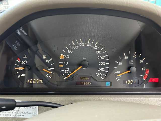 メルセデス・ベンツ Ｃ２４０ ステーションワゴン 東京都 1998(平10)年 17.4万km ブライトグリーン ・社外ポータブルナビ/・革シート/・サンルーフ/・木目調パネル/・純正ホイール/・純正マット/・社外オーディオ（carrozeria)/・ETC/・クルーズコントロール/・シートヒーター/・パワーシート/・電動格納ミラー/・ルーフレール/・トノカバー/・HID/・フォグランプ/・ヘッドライトレベライザー/・スペアタイヤ
