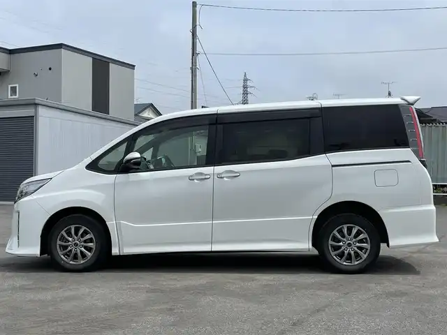 トヨタ ノア Si ダブルバイビーⅡ 道央・札幌 2020(令2)年 3.7万km ホワイトパールクリスタルシャイン ４WD/寒冷地仕様/純正ディーラーOPナビ/CD/DVD/BT/フルセグ/プリクラッシュセーフティ/横滑り防止装置/クルーズコントロール/レーンキープアシスト/クリアランスソナー/バックカメラ/ビルトインETC/アイドリングストップ/ECOMODE/ワイパーデアイサー/両側パワースライドドア/ハーフレザーシート/革巻きステアリング/ステアリングリモコン/MTモード付AT/レーダー探知機/プッシュスタート/スマートキー/LEDヘッドライト/オートライト/オートハイビーム/フォグランプ/電動格納ミラー/ウィンカーミラー/純正フロアマット/ドアバイザー/スペアキー/純正エンジンスターター