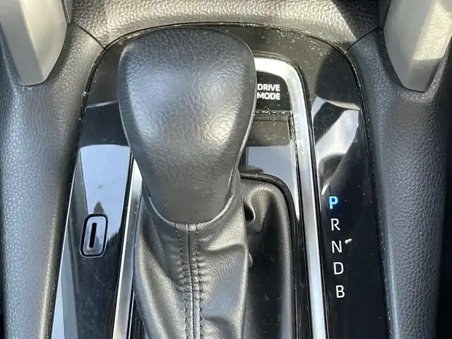 トヨタ カローラ クロス ハイブリッド Z 滋賀県 2023(令5)年 4.1万km プラチナホワイトパールマイカ サンルーフ/モデリスタフルエアロ/純正ディスプレイオーディオ/（フルセグTV/BT）/バックカメラ/ステアリングスイッチ/ブラインドスポットモニター/レーダークルコン/プリクラッシュセーフティ/レーンキープアシスト/電動リアゲート/パワーシート/シートヒーター/オートハイビーム/ＬＥＤヘッドライト/オートリトラミラー/ＥＴＣ/ドライブレコーダー/AC１００V/ルーフレール/純正アルミホイール
