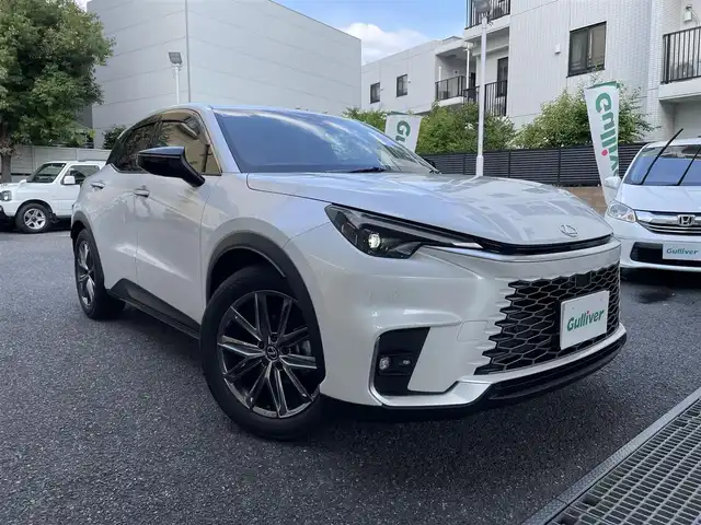 レクサス ＬＢＸ リラックス 東京都 2024(令6)年 0.2万km ソニッククォーツ 登録時走行1289km/ワンオーナー/セーフティシステムプラス/・プリクラッシュセーフティ/・レーンディパーチャーアラート/・レーントレーシングアシスト/・レーダークルーズコントロール/・アダプティブハイビームシステム/・ドライバー異常時対応システム/・発進遅れ告知機能/・ロードサインアシスト/・プロアクティブドライビングアシスト/9.8インチディスプレイオーディオ/フルセグTV/パノラミックビューモニター/セミアニリン革シート/前席シートヒーター/D席パワーシート/ビルトインETC2.0/パワーバックドア/カラーヘッドアップディスプレイ/おくだけ充電/アクセサリーコンセント（後席/ラゲッジルーム）/保証書・取説/スペアキー