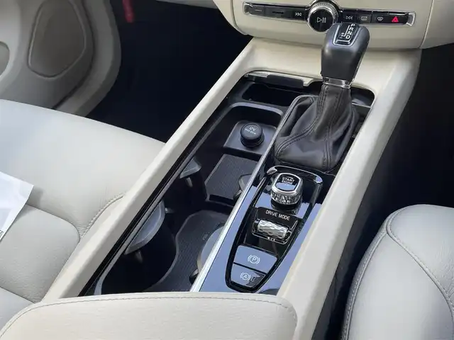 ボルボ ＸＣ６０ D4 AWD モーメンタム 東京都 2020(令2)年 2.1万km パール レザーシート/シートヒーター/パワーシート/パワーバックドア/オプションカラー：クリスタルホワイトパール/ステアリングヒーター/純正ナビゲーション/フルセグTV/CD/USB/Bluetooth/360度カメラ/ACC/ETC/レーンキープアシスト/ブラインドスポットモニター/自動駐車/コーナリングライト/パーキングアシスト/アイドリングストップ/CTA
