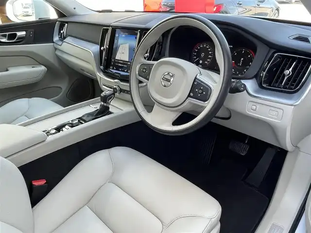 ボルボ ＸＣ６０ D4 AWD モーメンタム 東京都 2020(令2)年 2.1万km パール レザーシート/シートヒーター/パワーシート/パワーバックドア/オプションカラー：クリスタルホワイトパール/ステアリングヒーター/純正ナビゲーション/フルセグTV/CD/USB/Bluetooth/360度カメラ/ACC/ETC/レーンキープアシスト/ブラインドスポットモニター/自動駐車/コーナリングライト/パーキングアシスト/アイドリングストップ/CTA