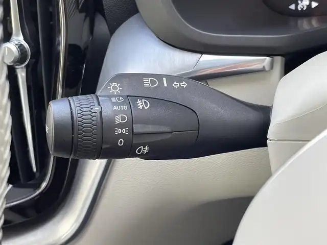 ボルボ ＸＣ６０ D4 AWD モーメンタム 東京都 2020(令2)年 2.1万km パール レザーシート/シートヒーター/パワーシート/パワーバックドア/オプションカラー：クリスタルホワイトパール/ステアリングヒーター/純正ナビゲーション/フルセグTV/CD/USB/Bluetooth/360度カメラ/ACC/ETC/レーンキープアシスト/ブラインドスポットモニター/自動駐車/コーナリングライト/パーキングアシスト/アイドリングストップ/CTA