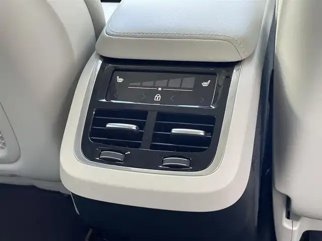 ボルボ ＸＣ６０ D4 AWD モーメンタム 東京都 2020(令2)年 2.1万km パール レザーシート/シートヒーター/パワーシート/パワーバックドア/オプションカラー：クリスタルホワイトパール/ステアリングヒーター/純正ナビゲーション/フルセグTV/CD/USB/Bluetooth/360度カメラ/ACC/ETC/レーンキープアシスト/ブラインドスポットモニター/自動駐車/コーナリングライト/パーキングアシスト/アイドリングストップ/CTA