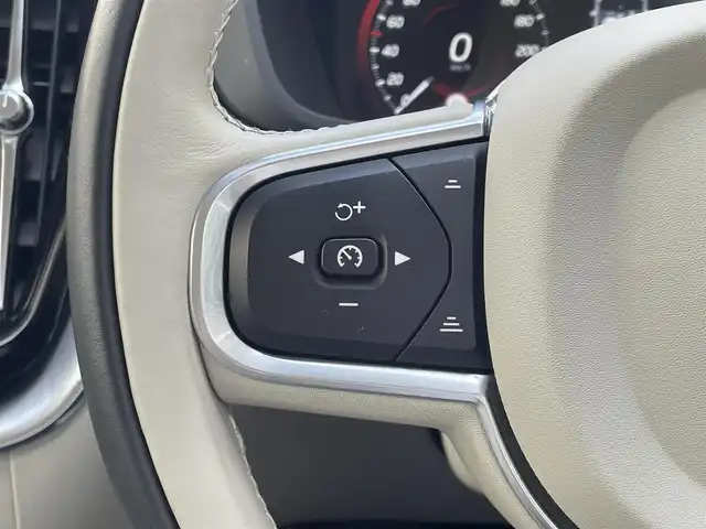 ボルボ ＸＣ６０ D4 AWD モーメンタム 東京都 2020(令2)年 2.1万km パール レザーシート/シートヒーター/パワーシート/パワーバックドア/オプションカラー：クリスタルホワイトパール/ステアリングヒーター/純正ナビゲーション/フルセグTV/CD/USB/Bluetooth/360度カメラ/ACC/ETC/レーンキープアシスト/ブラインドスポットモニター/自動駐車/コーナリングライト/パーキングアシスト/アイドリングストップ/CTA